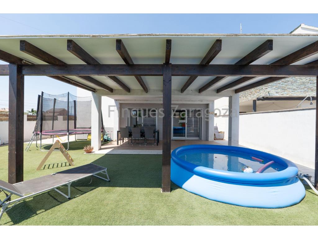 Modern Detached House with Large Outdoor Space in Sant Jaume d’EnvejaModern detached house in Sant Jaume d’Enveja, built in 2017, situated on a 390 m² plot.The property has a total built area of 200 m² and an approximate usable living area of 150 m², distributed over two floors. It is a spacious, bright, and comfortable home with large rooms, wide hallways, and a practical, functional layout.On the ground floor, there is an entrance hall, a large open-plan kitchen connected to the living and dining area, creating a bright and spacious environment perfect for family life. Large patio doors provide direct access from the living room to the outdoor area. This floor also includes a full bathroom with a walk-in shower, one bedroom, and a garage.A solid staircase leads from the living room to the first floor, where there are three bedrooms, another full bathroom, and two terraces.Outside, the property offers a generous outdoor space with a wooden pergola, barbecue area, and plenty of room to enjoy outdoor living.The house is equipped with aluminium double-glazed windows, air conditioning on both floors, a modern kitchen with ceramic hob, electric oven, and electric water heater. In addition, it features solar panels, improving the home's energy efficiency and significantly reducing electricity costs.A modern, spacious, and comfortable home, ideal for those looking for generous living space, natural light, outdoor areas, and greater energy savings in Sant Jaume d’Enveja.